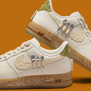 Image de la sneakers Nike Air Force 1 Low Doernbecher Oli Fasone-Lancaster en matériaux premium avec design expressif et semelle Nike Air iconique avec ses ustensiles disponibles dans la boite. 