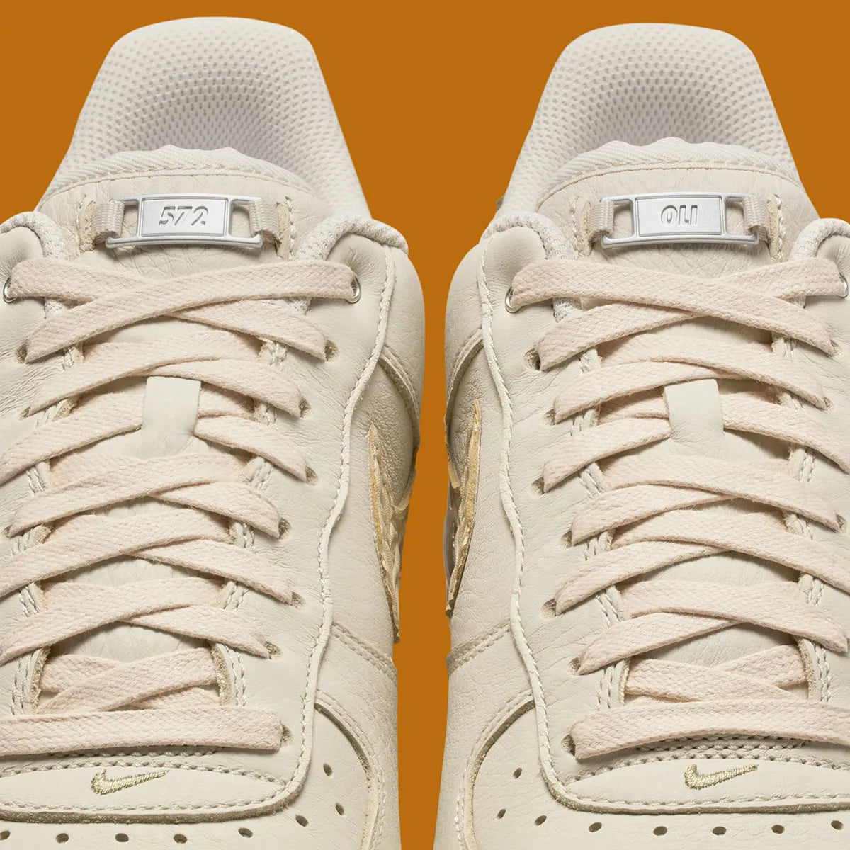 Vue zoomée sur les détails de la languette de la sneakers Nike Air Force 1 Low Doernbecher Oli Fasone-Lancaster en matériaux premium avec design expressif et semelle Nike Air iconique