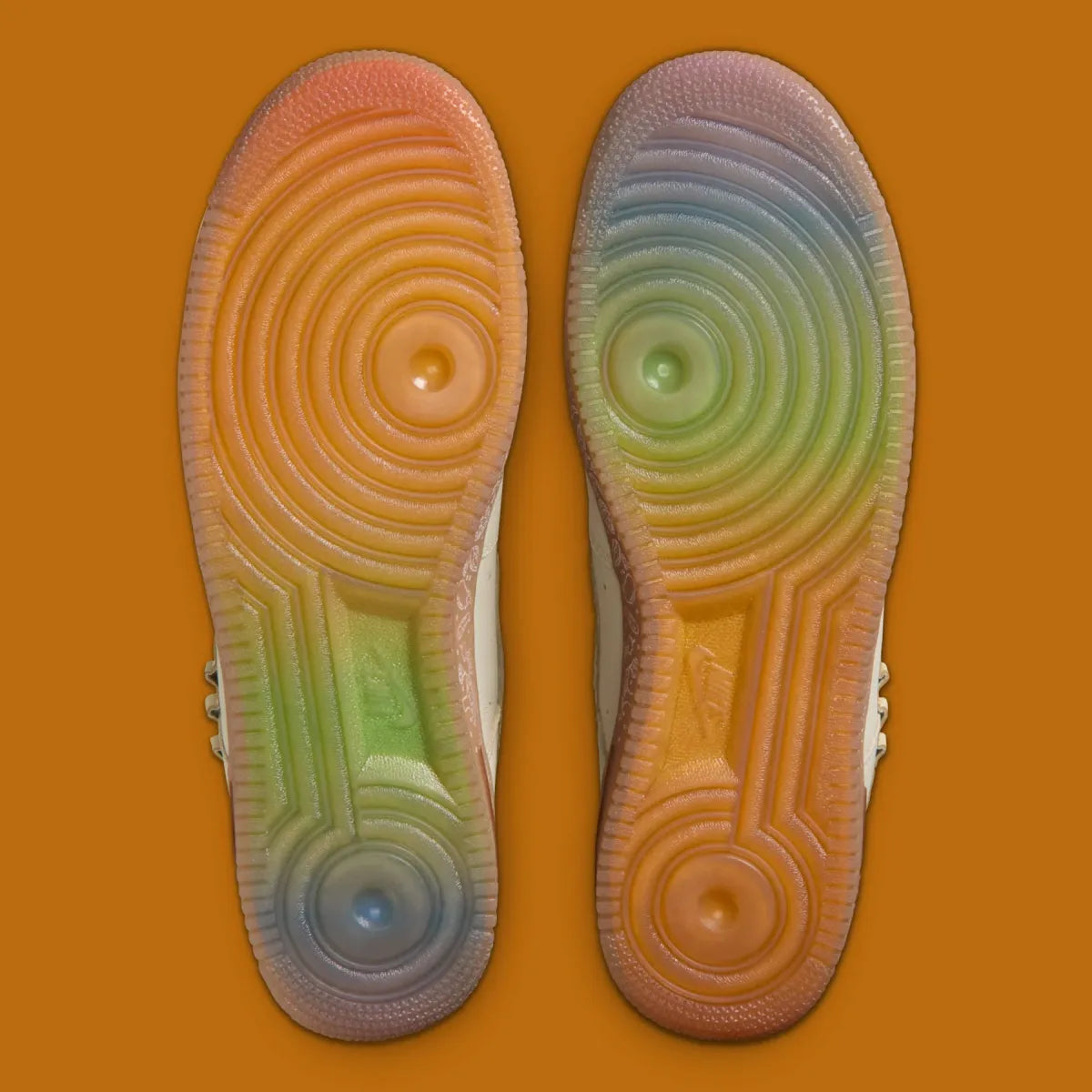 Vue sur les semelles extérieures de la sneakers Nike Air Force 1 Low Doernbecher Oli Fasone-Lancaster en matériaux premium avec design expressif et semelle Nike Air iconique