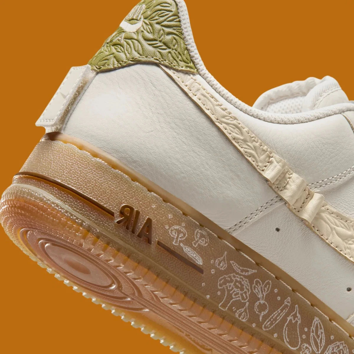 Vue sur les détails arrières de la sneakers Nike Air Force 1 Low Doernbecher Oli Fasone-Lancaster en matériaux premium avec design expressif et semelle Nike Air iconique