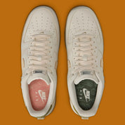 Sneakers Nike Air Force 1 Low Doernbecher Oli Fasone-Lancaster en matériaux premium avec design expressif et semelle Nike Air iconique vue du dessus. 