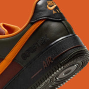 Sneakers Nike Air Force 1 Low Gore-Tex marron et orange en matériaux imperméables avec amorti Air et design iconique