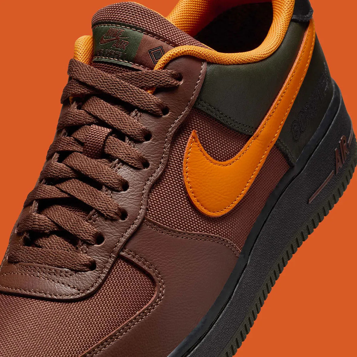 Sneakers Nike Air Force 1 Low Gore-Tex marron et orange en matériaux imperméables avec amorti Air et design iconique