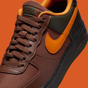 Sneakers Nike Air Force 1 Low Gore-Tex marron et orange en matériaux imperméables avec amorti Air et design iconique
