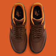 Sneakers Nike Air Force 1 Low Gore-Tex marron et orange en matériaux imperméables avec amorti Air et design iconique