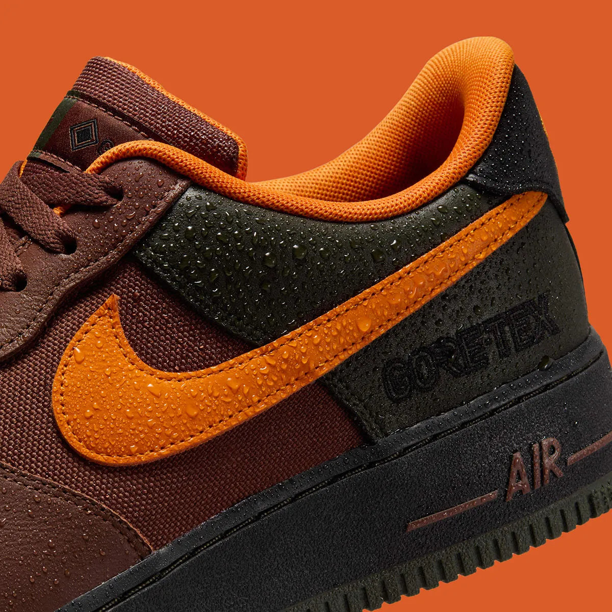 Sneakers Nike Air Force 1 Low Gore-Tex marron et orange en matériaux imperméables avec amorti Air et design iconique