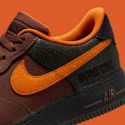 Sneakers Nike Air Force 1 Low Gore-Tex marron et orange en matériaux imperméables avec amorti Air et design iconique