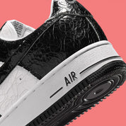 Nike Air Force 1 Low '01 Cracked Leather Black White JA0248-001 noire et blanche avec empeigne en cuir à effet craquelé.