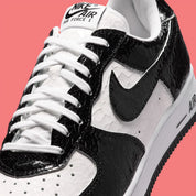 Nike Air Force 1 Low '01 Cracked Leather Black White JA0248-001 noire et blanche avec empeigne en cuir à effet craquelé.