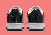Nike Air Force 1 Low '01 Cracked Leather Black White JA0248-001 noire et blanche avec empeigne en cuir à effet craquelé.