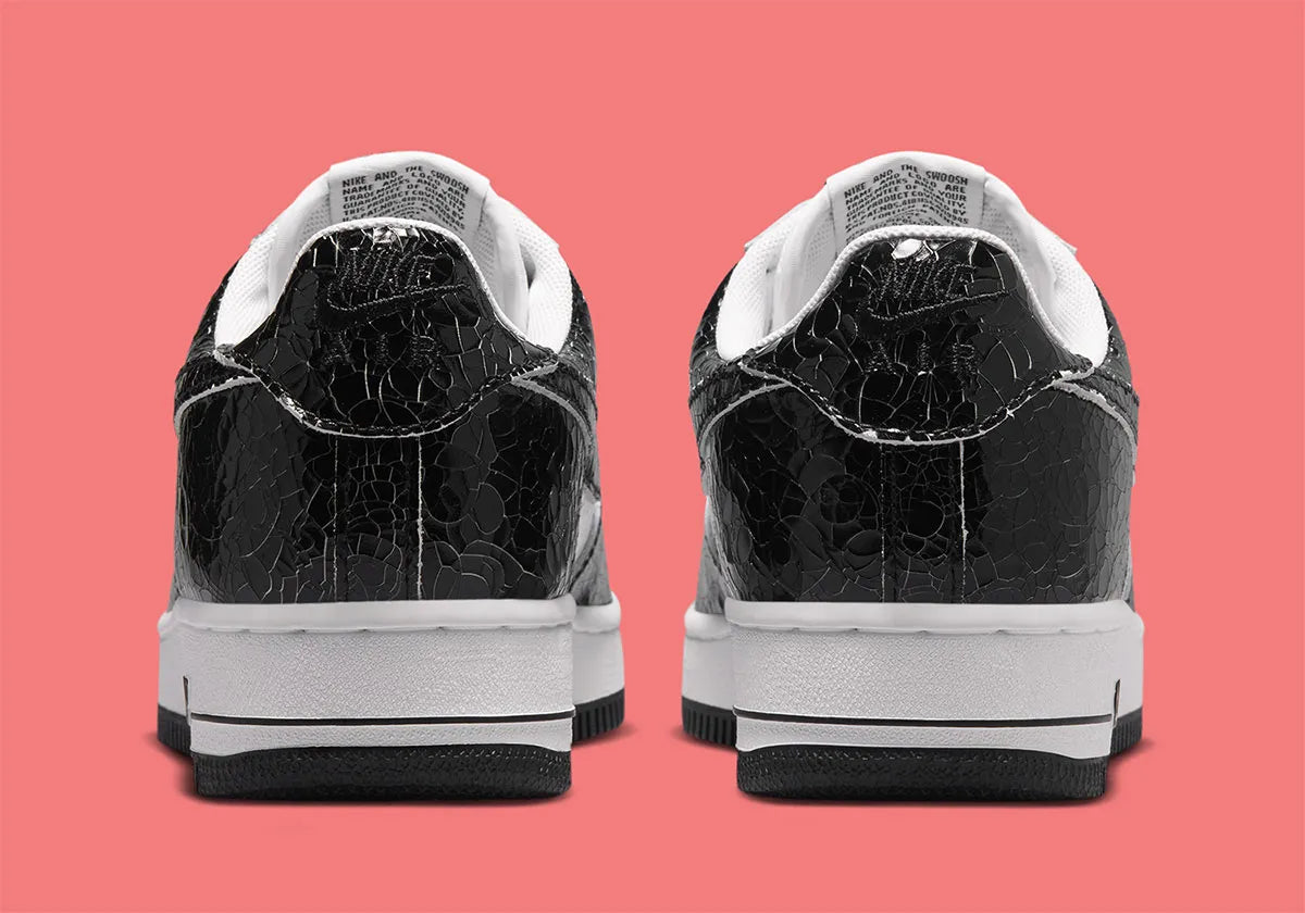 Nike Air Force 1 Low '01 Cracked Leather Black White JA0248-001 noire et blanche avec empeigne en cuir à effet craquelé.