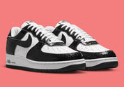 Nike Air Force 1 Low '01 Cracked Leather Black White JA0248-001 noire et blanche avec empeigne en cuir à effet craquelé.