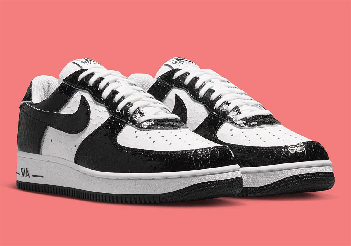 Nike Air Force 1 Low '01 Cracked Leather Black White JA0248-001 noire et blanche avec empeigne en cuir à effet craquelé.