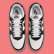 Nike Air Force 1 Low '01 Cracked Leather Black White JA0248-001 noire et blanche avec empeigne en cuir à effet craquelé.