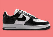 Nike Air Force 1 Low '01 Cracked Leather Black White JA0248-001 noire et blanche avec empeigne en cuir à effet craquelé.