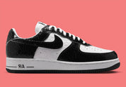 Nike Air Force 1 Low '01 Cracked Leather Black White JA0248-001 noire et blanche avec empeigne en cuir à effet craquelé.