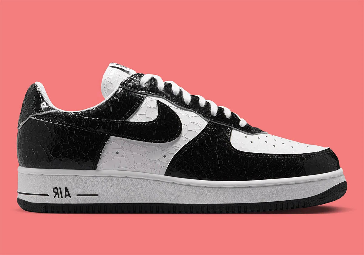 Nike Air Force 1 Low '01 Cracked Leather Black White JA0248-001 noire et blanche avec empeigne en cuir à effet craquelé.