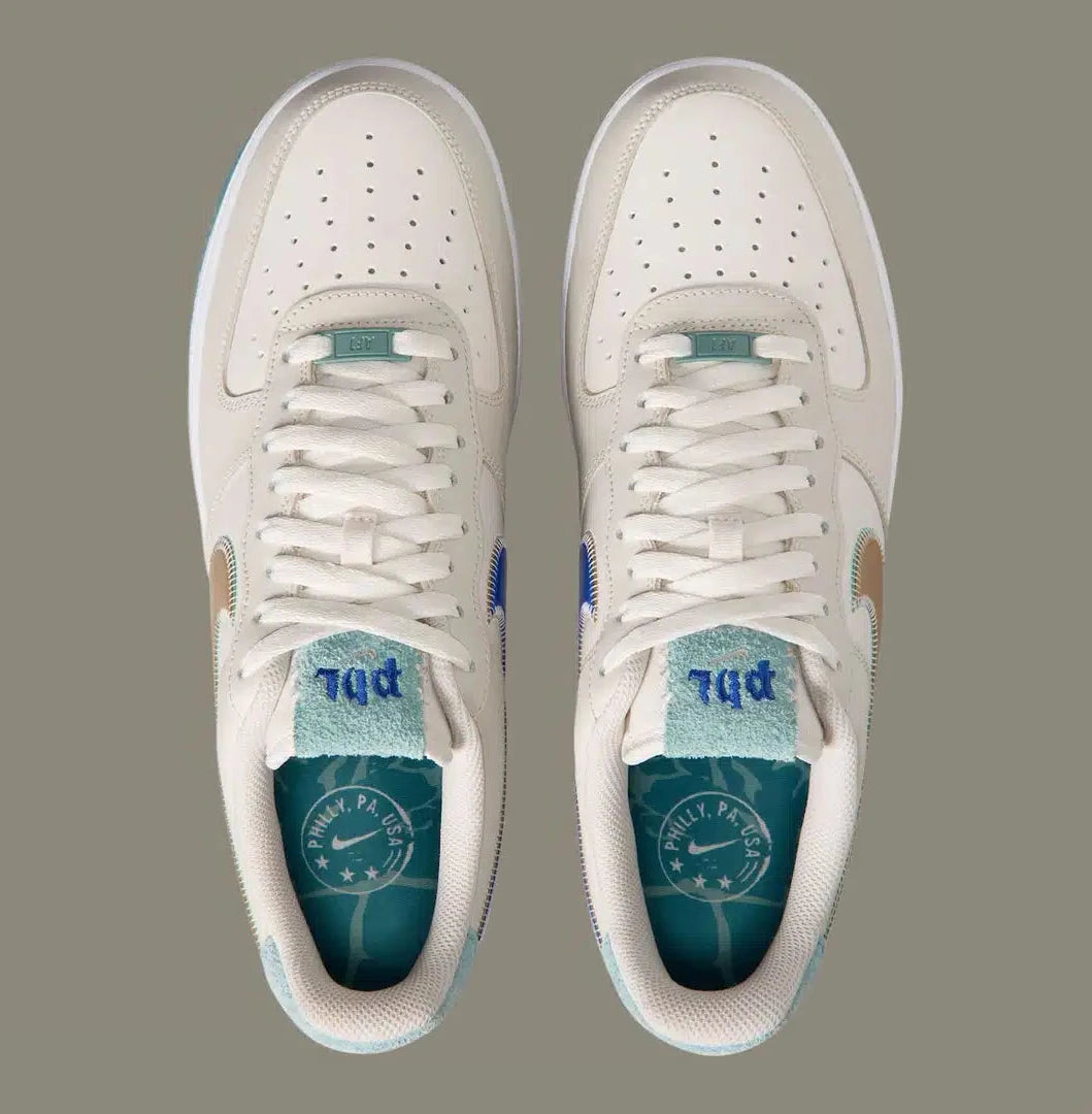 Nike Air Force 1 Low '07 Philadelphia avec tige en cuir premium, détails inspirés de Philadelphie, unité Nike Air encapsulée et semelle extérieure en caoutchouc à point de pivot.