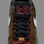 Nike Air Force 1 Low PRM NBA All-Star Weekend 2026 en cuir premium avec détails inspirés NBA, coloris dynamique et amorti Air encapsulé. zoom languette