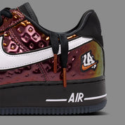 Nike Air Force 1 Low PRM NBA All-Star Weekend 2026 en cuir premium avec détails inspirés NBA, coloris dynamique et amorti Air encapsulé. zoom arrière de la chaussure 2