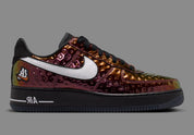 Nike Air Force 1 Low PRM NBA All-Star Weekend 2026 en cuir premium avec détails inspirés NBA, coloris dynamique et amorti Air encapsulé. vue de profil