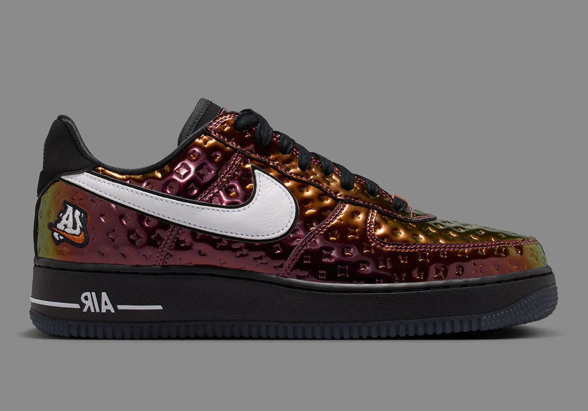 Nike Air Force 1 Low PRM NBA All-Star Weekend 2026 en cuir premium avec détails inspirés NBA, coloris dynamique et amorti Air encapsulé. vue de profil
