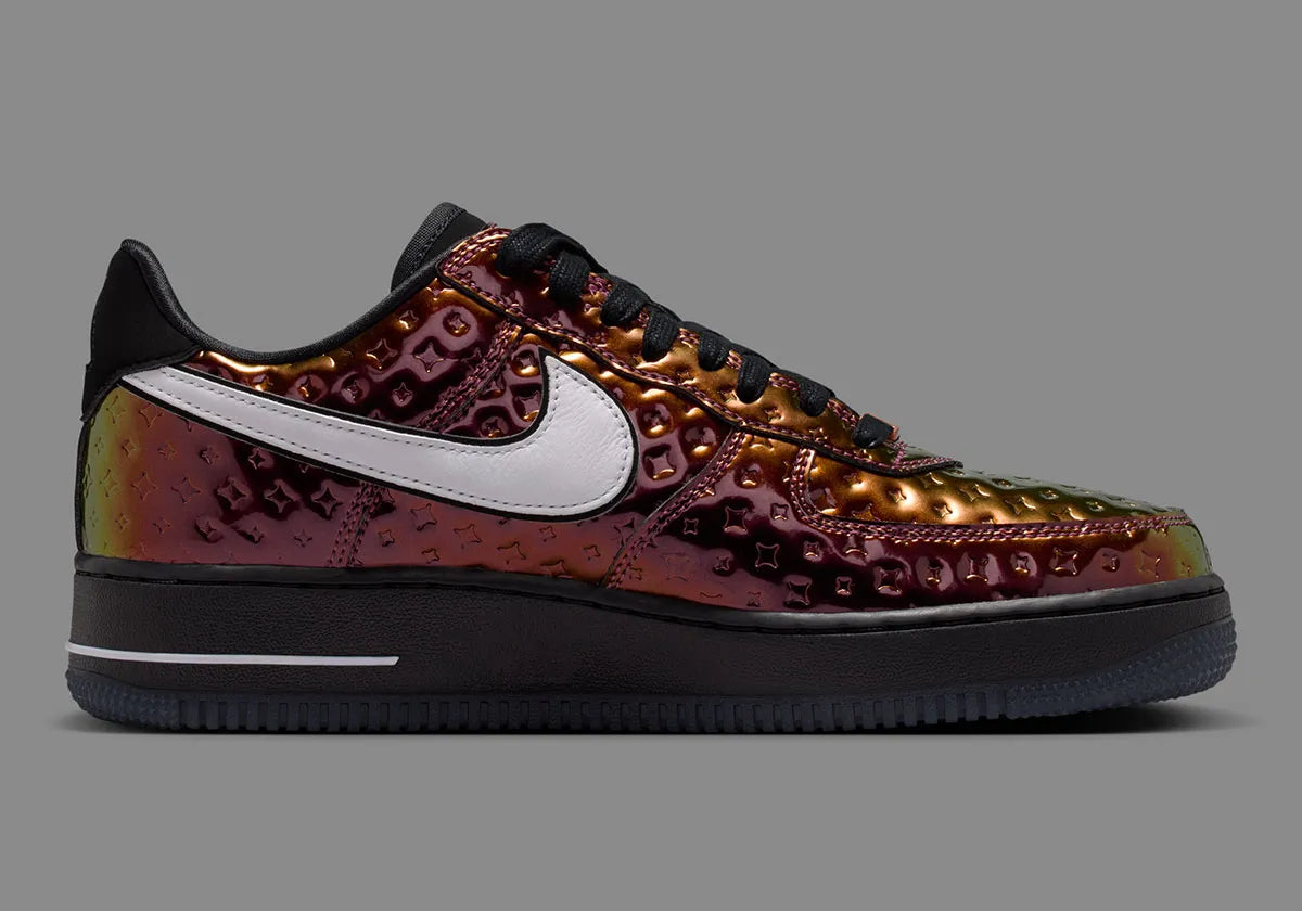 Nike Air Force 1 Low PRM NBA All-Star Weekend 2026 en cuir premium avec détails inspirés NBA, coloris dynamique et amorti Air encapsulé. vue de profil intérieur