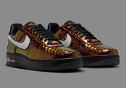 Nike Air Force 1 Low PRM NBA All-Star Weekend 2026 en cuir premium avec détails inspirés NBA, coloris dynamique et amorti Air encapsulé. vue de 3/4