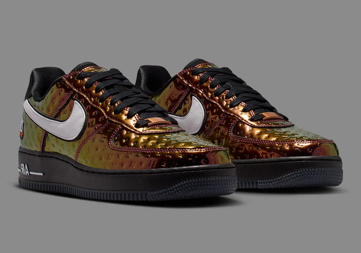Nike Air Force 1 Low PRM NBA All-Star Weekend 2026 en cuir premium avec détails inspirés NBA, coloris dynamique et amorti Air encapsulé. vue de 3/4