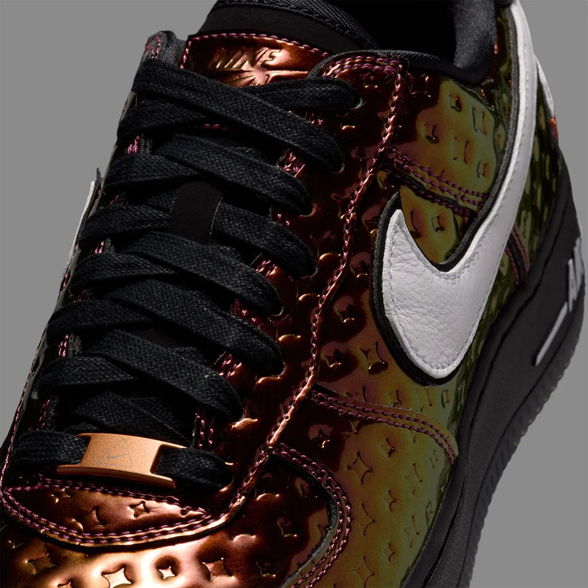 Nike Air Force 1 Low PRM NBA All-Star Weekend 2026 en cuir premium avec détails inspirés NBA, coloris dynamique et amorti Air encapsulé. zoom avant de la chaussure