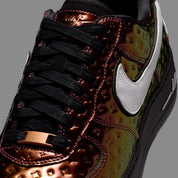 Nike Air Force 1 Low PRM NBA All-Star Weekend 2026 en cuir premium avec détails inspirés NBA, coloris dynamique et amorti Air encapsulé. zoom avant de la chaussure