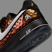Nike Air Force 1 Low PRM NBA All-Star Weekend 2026 en cuir premium avec détails inspirés NBA, coloris dynamique et amorti Air encapsulé. zoom arrière de la chaussure