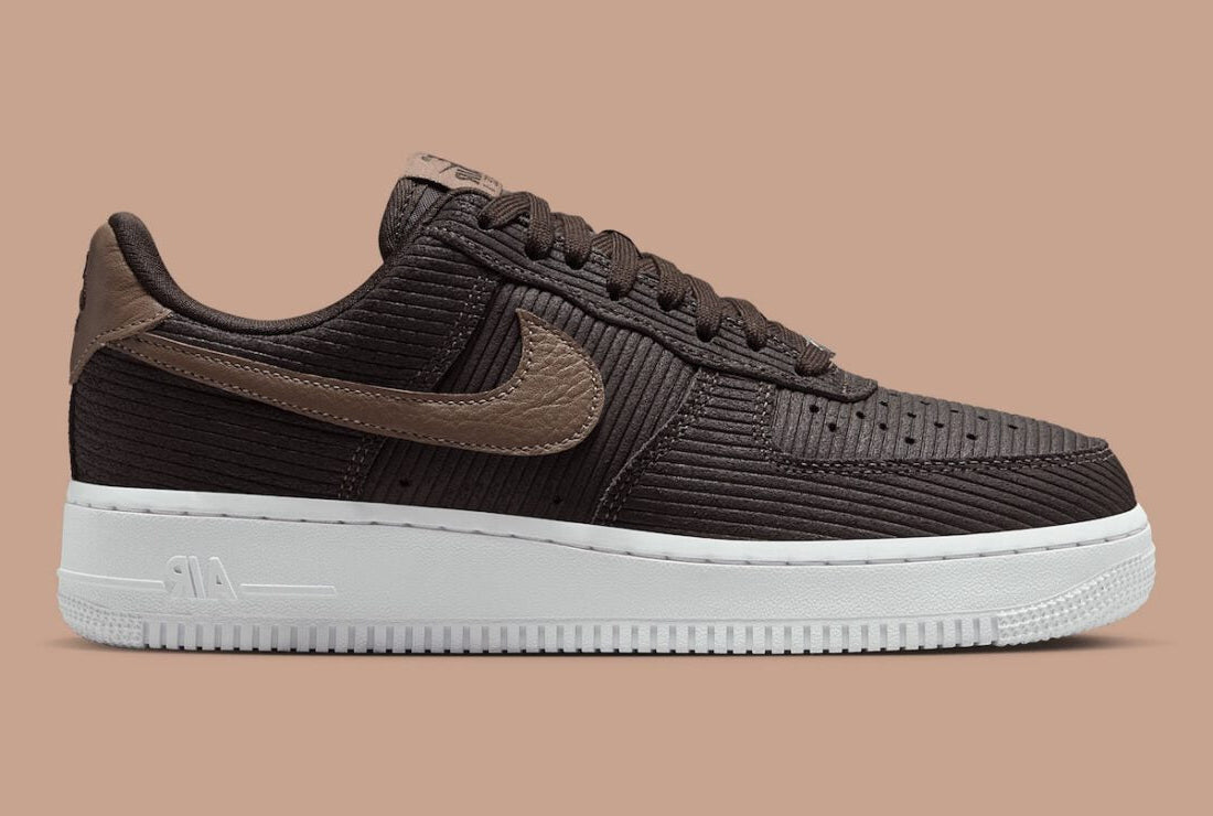 Sneakers Nike Air Force 1 Low 07 marron en velours côtelé corduroy avec semelle Air iconique et finitions premium