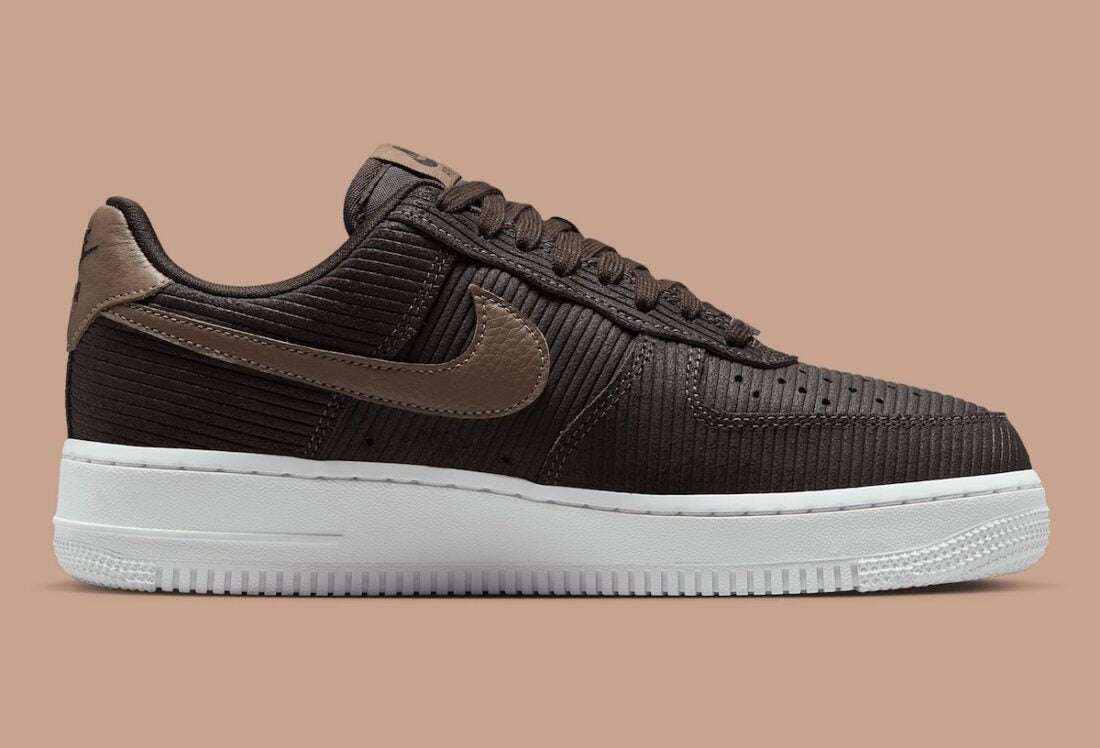 Sneakers Nike Air Force 1 Low 07 marron en velours côtelé corduroy avec semelle Air iconique et finitions premium