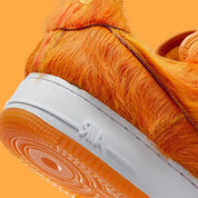 Vue zoomée sur les détails arrières de la Nike Air Force 1 Low Technicolor Tale Orange Pony Hair, sneaker Nike Air Force 1 orange avec empiècements texturés effet pony hair et Swoosh Nike.