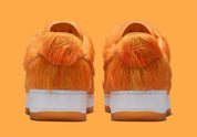 Nike Air Force 1 Low Technicolor Tale Orange Pony Hair, sneaker Nike Air Force 1 orange avec empiècements texturés effet pony hair et Swoosh Nike vue de derrière. 