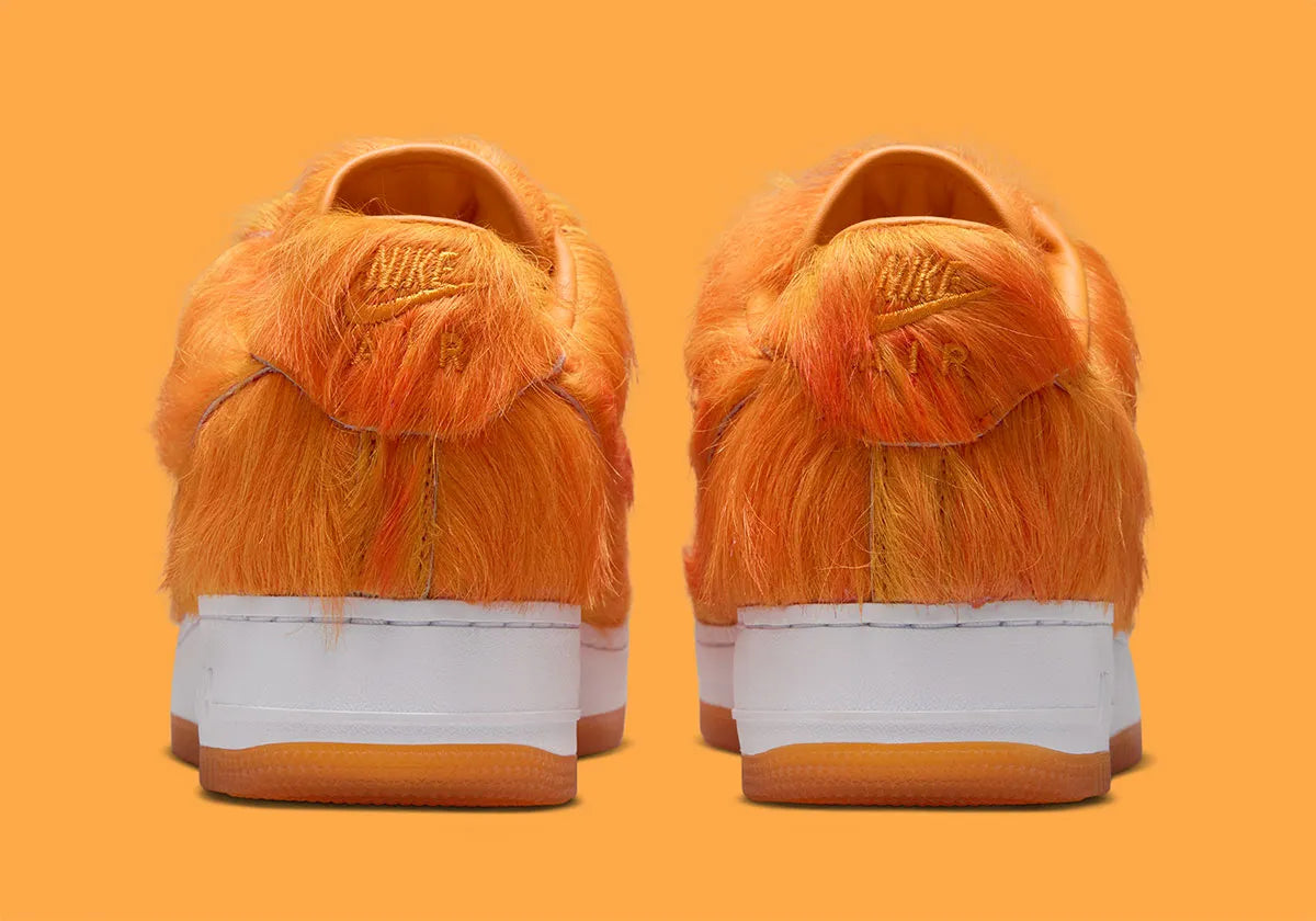 Nike Air Force 1 Low Technicolor Tale Orange Pony Hair, sneaker Nike Air Force 1 orange avec empiècements texturés effet pony hair et Swoosh Nike vue de derrière. 