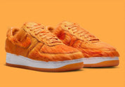 Nike Air Force 1 Low Technicolor Tale Orange Pony Hair, sneaker Nike Air Force 1 orange avec empiècements texturés effet pony hair et Swoosh Nike vue de 3/4 face. 
