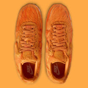 Nike Air Force 1 Low Technicolor Tale Orange Pony Hair, sneaker Nike Air Force 1 orange avec empiècements texturés effet pony hair et Swoosh Nike vue du dessus. 