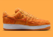 Nike Air Force 1 Low Technicolor Tale Orange Pony Hair, sneaker Nike Air Force 1 orange avec empiècements texturés effet pony hair et Swoosh Nike vue de profil intérieur. 