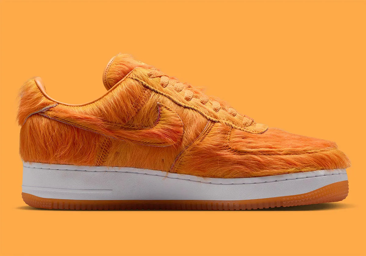 Nike Air Force 1 Low Technicolor Tale Orange Pony Hair, sneaker Nike Air Force 1 orange avec empiècements texturés effet pony hair et Swoosh Nike vue de profil intérieur. 