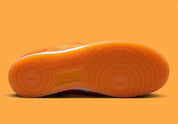 Nike Air Force 1 Low Technicolor Tale Orange Pony Hair, sneaker Nike Air Force 1 orange avec empiècements texturés effet pony hair et Swoosh Nike vue sur la semelle. 