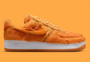 Nike Air Force 1 Low Technicolor Tale Orange Pony Hair, sneaker Nike Air Force 1 orange avec empiècements texturés effet pony hair et Swoosh Nike vue de profil. 