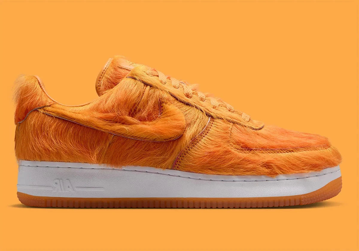 Nike Air Force 1 Low Technicolor Tale Orange Pony Hair, sneaker Nike Air Force 1 orange avec empiècements texturés effet pony hair et Swoosh Nike vue de profil. 