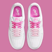 Nike Air Force 1 Low Cherry Blossom avec tige en cuir premium, détails inspirés des fleurs de cerisier, amorti Nike Air et semelle extérieure en caoutchouc.