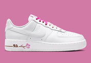 Nike Air Force 1 Low Cherry Blossom avec tige en cuir premium, détails inspirés des fleurs de cerisier, amorti Nike Air et semelle extérieure en caoutchouc.