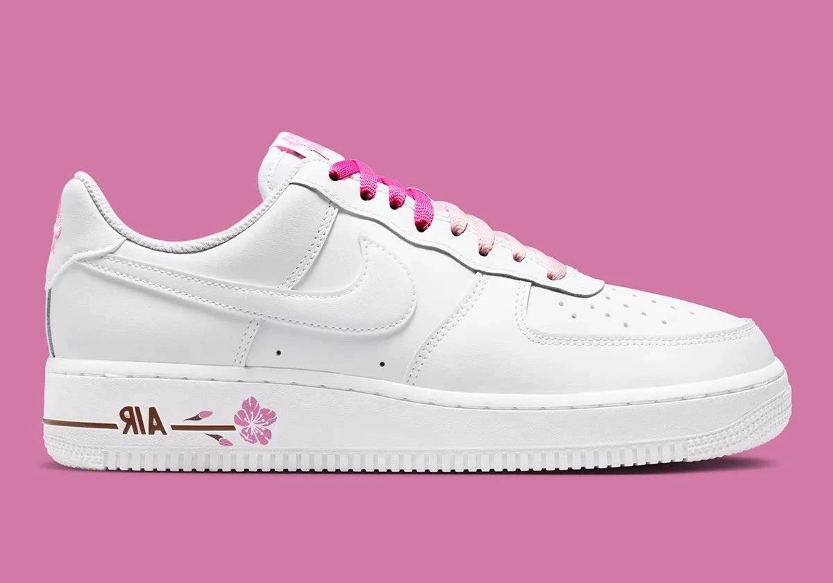 Nike Air Force 1 Low Cherry Blossom avec tige en cuir premium, détails inspirés des fleurs de cerisier, amorti Nike Air et semelle extérieure en caoutchouc.