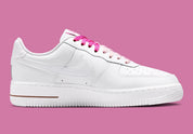 Nike Air Force 1 Low Cherry Blossom avec tige en cuir premium, détails inspirés des fleurs de cerisier, amorti Nike Air et semelle extérieure en caoutchouc.
