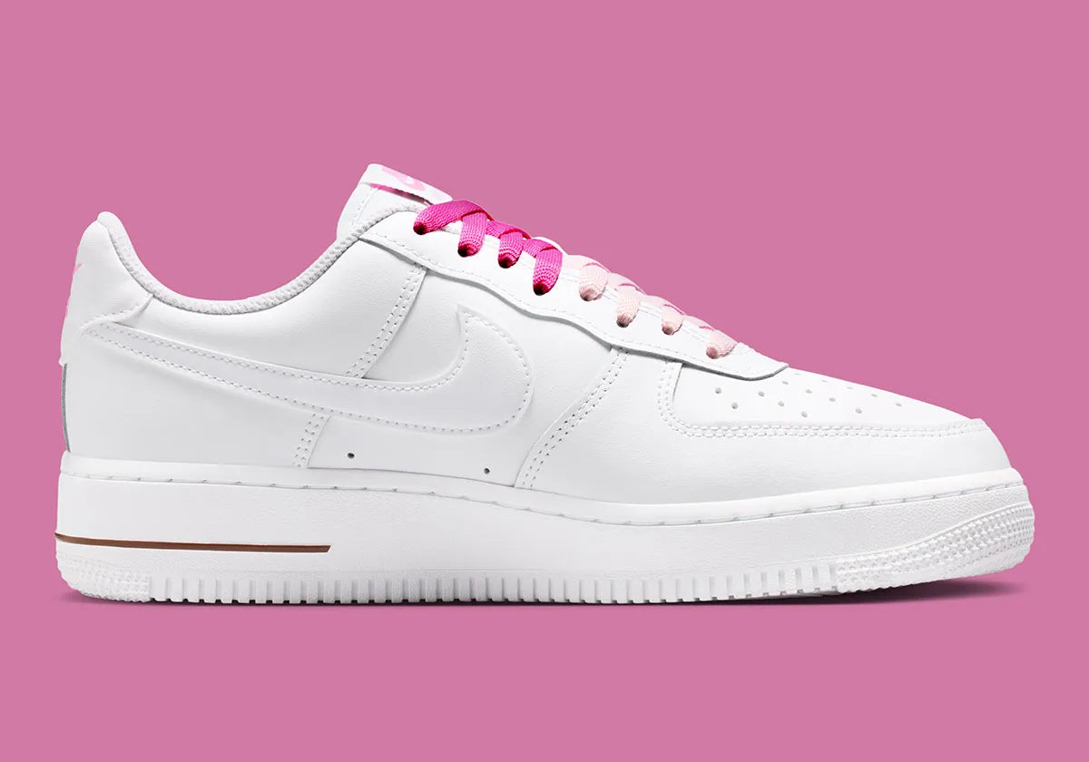 Nike Air Force 1 Low Cherry Blossom avec tige en cuir premium, détails inspirés des fleurs de cerisier, amorti Nike Air et semelle extérieure en caoutchouc.