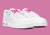Nike Air Force 1 Low Cherry Blossom avec tige en cuir premium, détails inspirés des fleurs de cerisier, amorti Nike Air et semelle extérieure en caoutchouc.